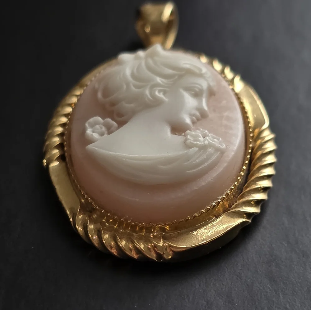 Vintage Cameo Gold Pendant - Picture 2 of 6